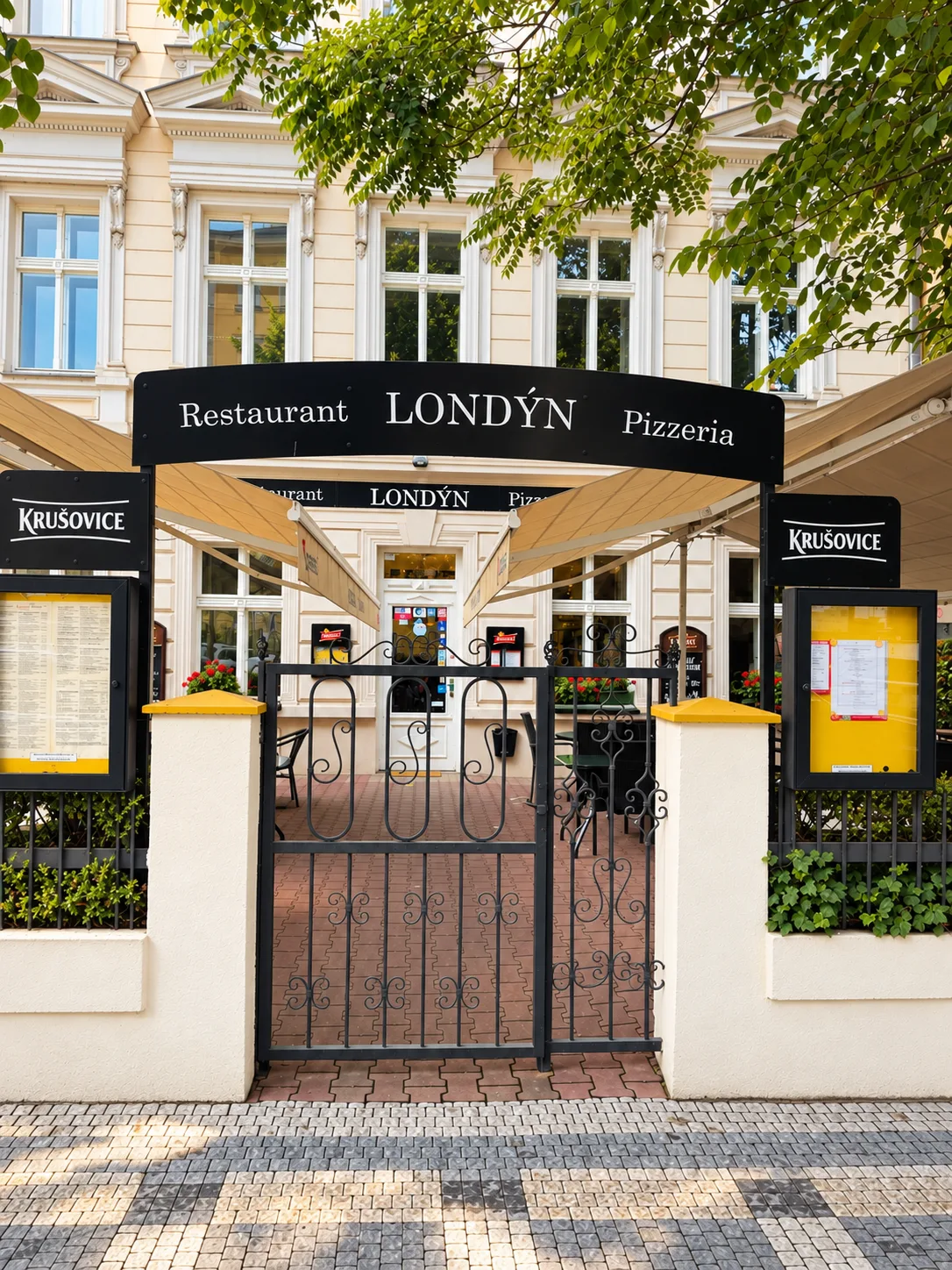 Entrance to Pizzeria-Restaurant Londýn